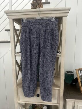 Athleta Salutation Printed Crop jogger size Large TALL